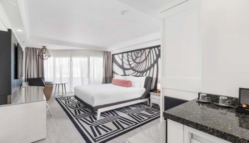 Rejuvenated Superior King Room with City and Mountain View