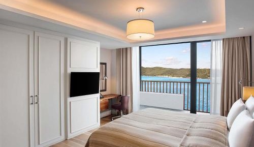 One-Bedroom Residence with Sea View