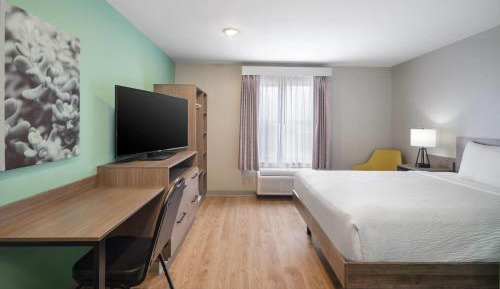 Queen Room with Bathtub with Grab Bars - Mobility Accessible/Non-Smoking