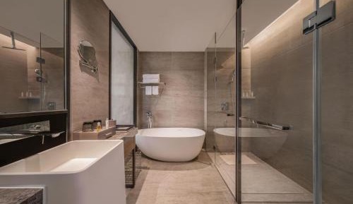 Deluxe King Room with Garden View