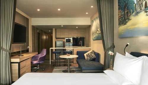 Deluxe King Room with City View