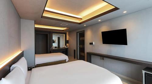 Twin Room with Partial Ocean View