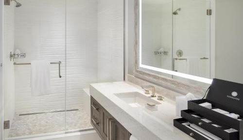 King Room with Balcony, Harbor View and Bath Tub - Mobility and Hearing Access