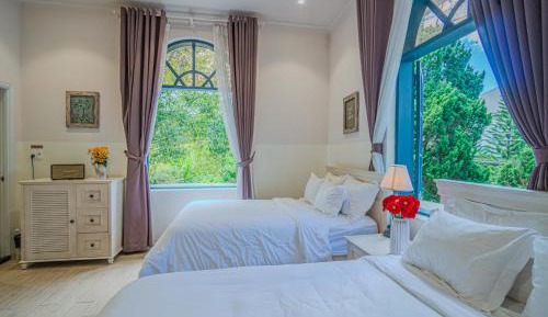 Family Room with Garden View