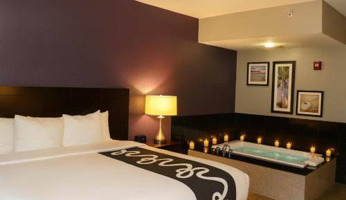 King Room with Bath Tub - Mobility Accessible/Non-Smoking