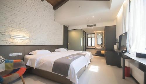 Deluxe Double Room (2 Adults + 1 Child)