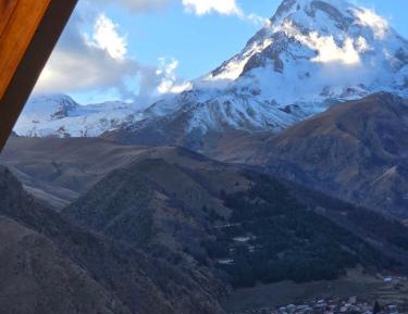 Apartment with Mountain View