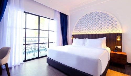 Lux King Room with Courtyard View