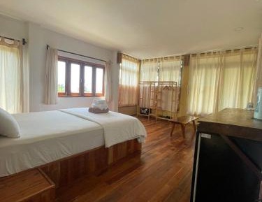 Deluxe Double Room with Side Sea View