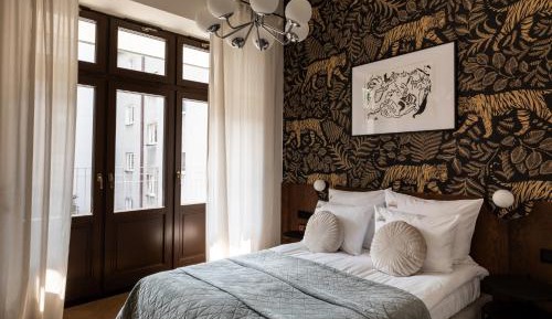 Deluxe One-Bedroom Apartment