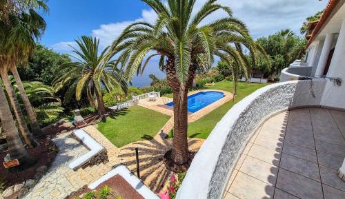 One-Bedroom Apartment with Sea View and Balcony