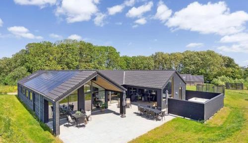 Seven-Bedroom Holiday Home