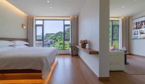 Suite with Mountain View