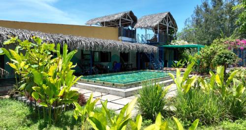 Queen Room with Pool View