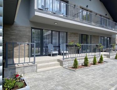 Apartment with Mountain View
