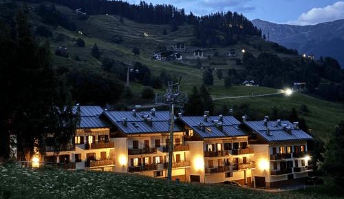 Three-Bedroom Apartment with Mountain View