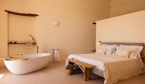 Queen Suite with Pool View