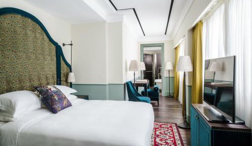 Le Colonial Suite with Bathtub, Club Lounge Access, Evening Cocktails, Appetizers, 1 King