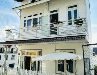 Three-Bedroom Apartment with Balcony