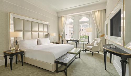 Deluxe King Room with City View