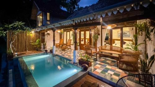 Villa with Garden View