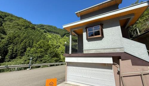 Three-Bedroom Apartment with Mountain View