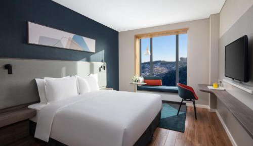 Standard King Room with Mountain View