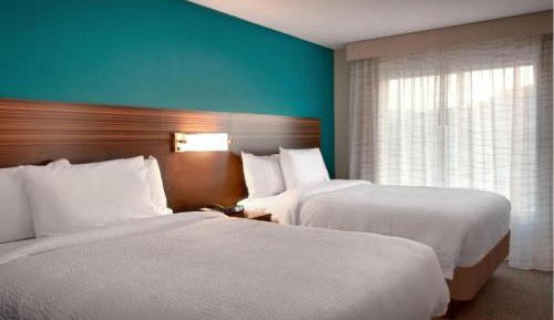 One-Bedroom Queen Suite with Sofa Bed and Adapted Tub - Mobility Accessible