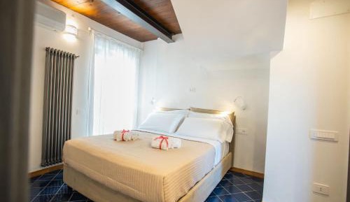 Deluxe One-Bedroom Apartment