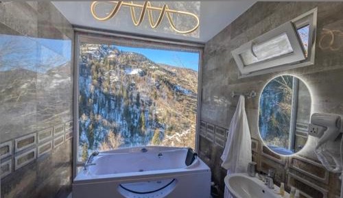 Deluxe Double Room with Jacuzzi and Mountain View