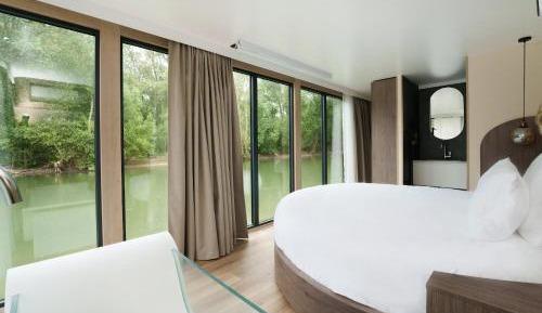 Panoramic Floating Suite Circle Bed – Spa Bath 