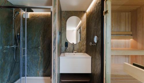 Superior Floating Suite King-Size Bed – Spa Bath and Private Sauna 