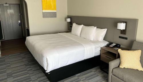 King Room with Roll-In Shower - Mobility/Hearing Accessible - Non-Smoking