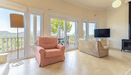 Three-Bedroom Vacation Home 