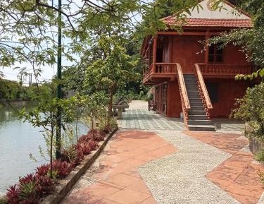 Family Room with Lake View