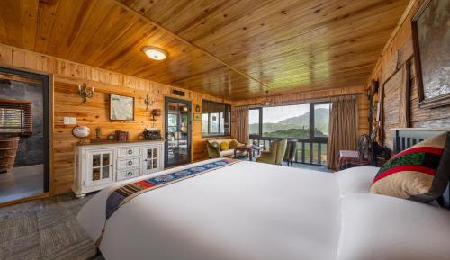 Suite with Mountain View