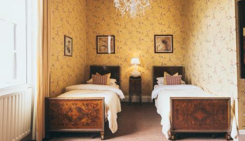 Avenue Room