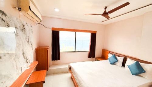 Deluxe Double Room (2 Adults + 1 Child)