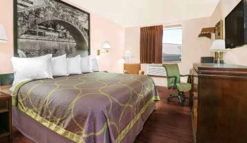 King Room with Bath Tub - Mobility/Hearing Accessible - Non-Smoking