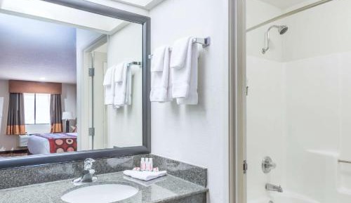 Queen Room - Non-Smoking