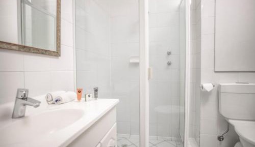 Classic One-Bedroom Apartment with King Bed