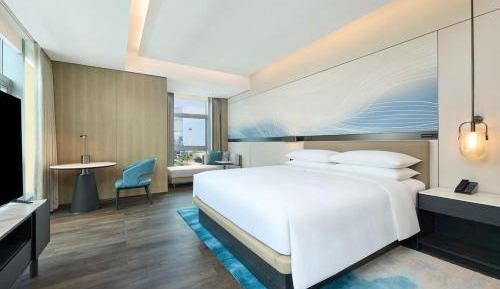 Premier Corner King Room with City View