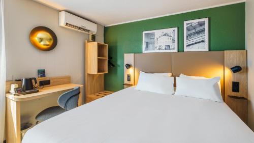 Standard Room - 1 Queen Bed