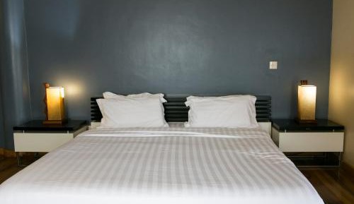 Three-Bedroom Apartment with Lake View