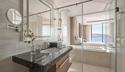 Queen Suite with Spa Bath