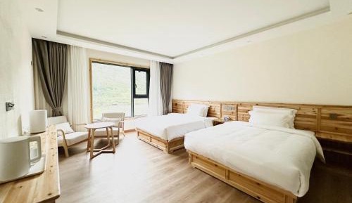 Double or Twin Room with Mountain View