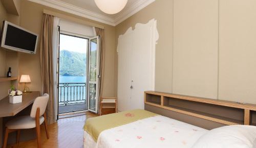 Single Room with Lake View and Balcony 