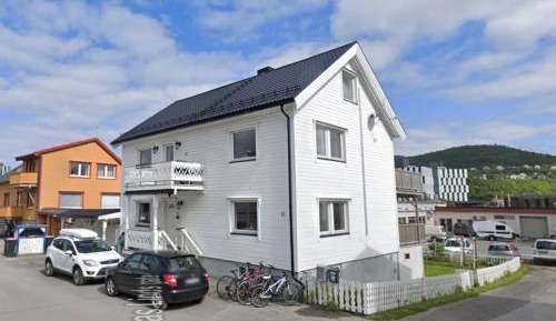 Four-Bedroom Apartment with Balcony 