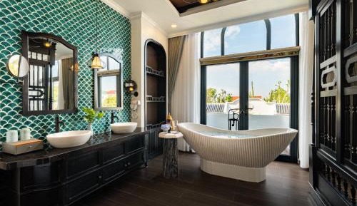 King Suite with Pool View