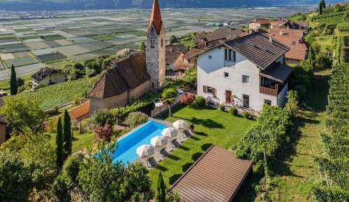 Two-Bedroom Apartment "Weisshorn"